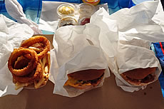 ブッバ・バーガーのハンバーガー。テイクアウトして、ハナレイ湾を見ながら食べるのもいいですよ