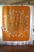 シャーリーン村上フェネマさんの「プア・ケニ・ケニ・キルト, “Pua Keni Keni Quilt: quilted by Shirlene Murakami-Fennema, designed by Racheal Keenhe“