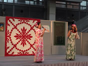 �X�e�[�W��ɏ���ꂽ�N���E���t�����[�̃n���C�A���L���g�@Quilt designed by Anne and quilted by Miho Yuuki
